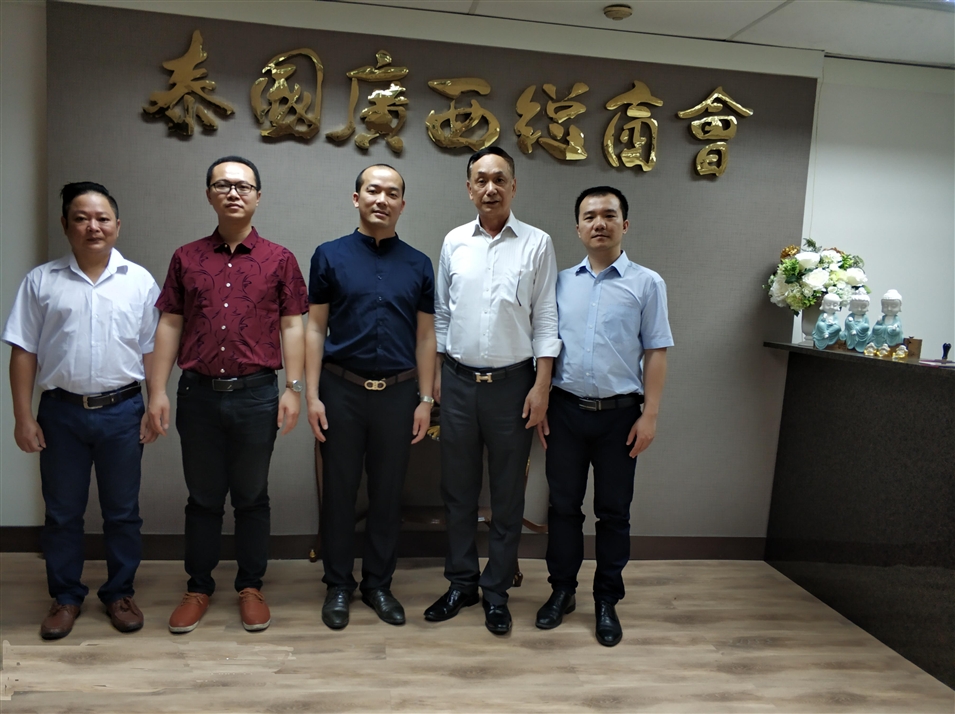 從左往右依次為國際部合伙人林健偉先生（左一），國際部總監(jiān)吳琪先生（左二），執(zhí)行董事粟宥朝先生（左三），商會主席李宇明（右二），國際部合伙人黃文超先生（右一）