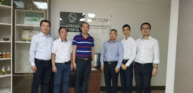 國際部合伙人黃文超（左一），林健偉（左二）國際部總監(jiān)吳琪（右一）執(zhí)行董事粟宥朝（左三），泰國廣西總商會副主席劉漢政（右二），泰國華人青年商會會長助理黃志乾(右三)