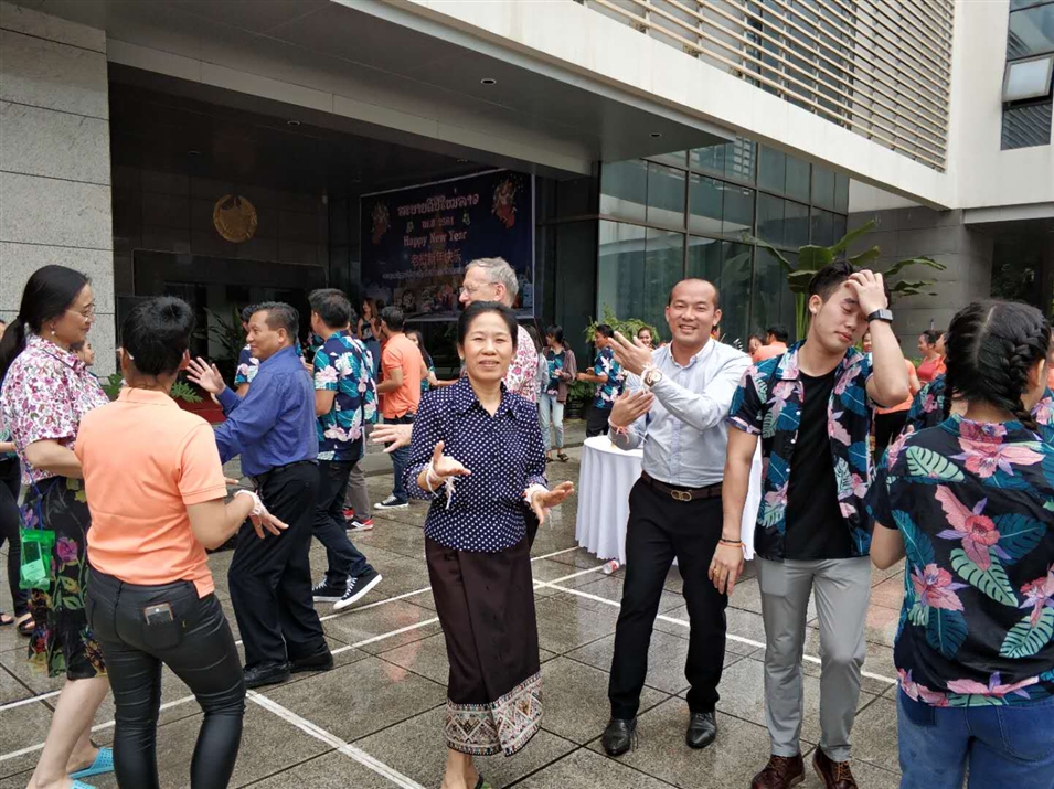 老撾駐南寧總領(lǐng)事萬?！ぞS麗雅彭女士與廣西金沛教育執(zhí)行董事粟宥朝先生一起在總領(lǐng)事館廣場(chǎng)載歌載舞
