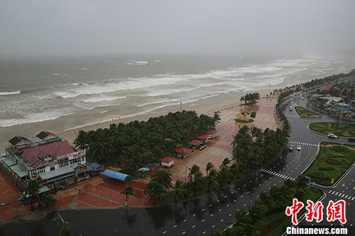 資料圖：2017年11月5日，越南峴港某處海灘風(fēng)雨交加。