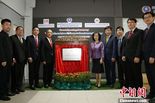 12月18日，由泰國(guó)國(guó)家研究院泰中戰(zhàn)略研究中心與中國(guó)人民大學(xué)國(guó)家發(fā)展與戰(zhàn)略研究院共建的泰中“一帶一路”合作研究中心在泰國(guó)曼谷正式揭牌成立。作為隸屬于泰國(guó)國(guó)家研究院的高端智庫(kù)，該中心未來將作為泰國(guó)“一帶一路”研究和推動(dòng)泰中高端智庫(kù)合作的主要機(jī)構(gòu)。中新社記者 趙婧楠 攝
