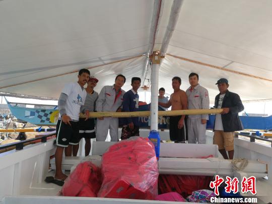 中國援助菲律賓PGN大橋工程可行性研究項目”（ThePanay-Guimaras-NegrosBridgeProject）海洋水深測量勘測人員，3月1日在吉馬拉斯海峽作業(yè)時，成功營救兩名菲律賓落水漁民。圖為兩位漁民及家屬對進(jìn)行營救的中國勘測人員合影表達(dá)感謝。 中交公路規(guī)劃設(shè)計院有限公司 攝